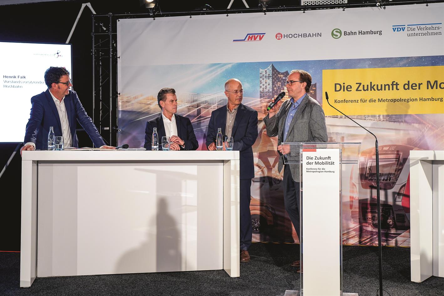 Diskussion (v.l.n.r.): Moderator Mathias Iken (Hamburger Abendblatt), Kay Uwe Arnecke (S-Bahn Hamburg), Lutz Aigner (HVV), Henrik Falk (Hochbahn).